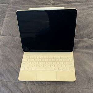 Apple iPad Pro 12.9-inch (6th Gen) - Silver - 128GB - M2 Chip - ALL INCLUDED